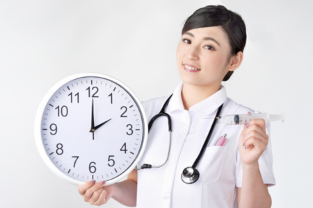 女性看護師と時計